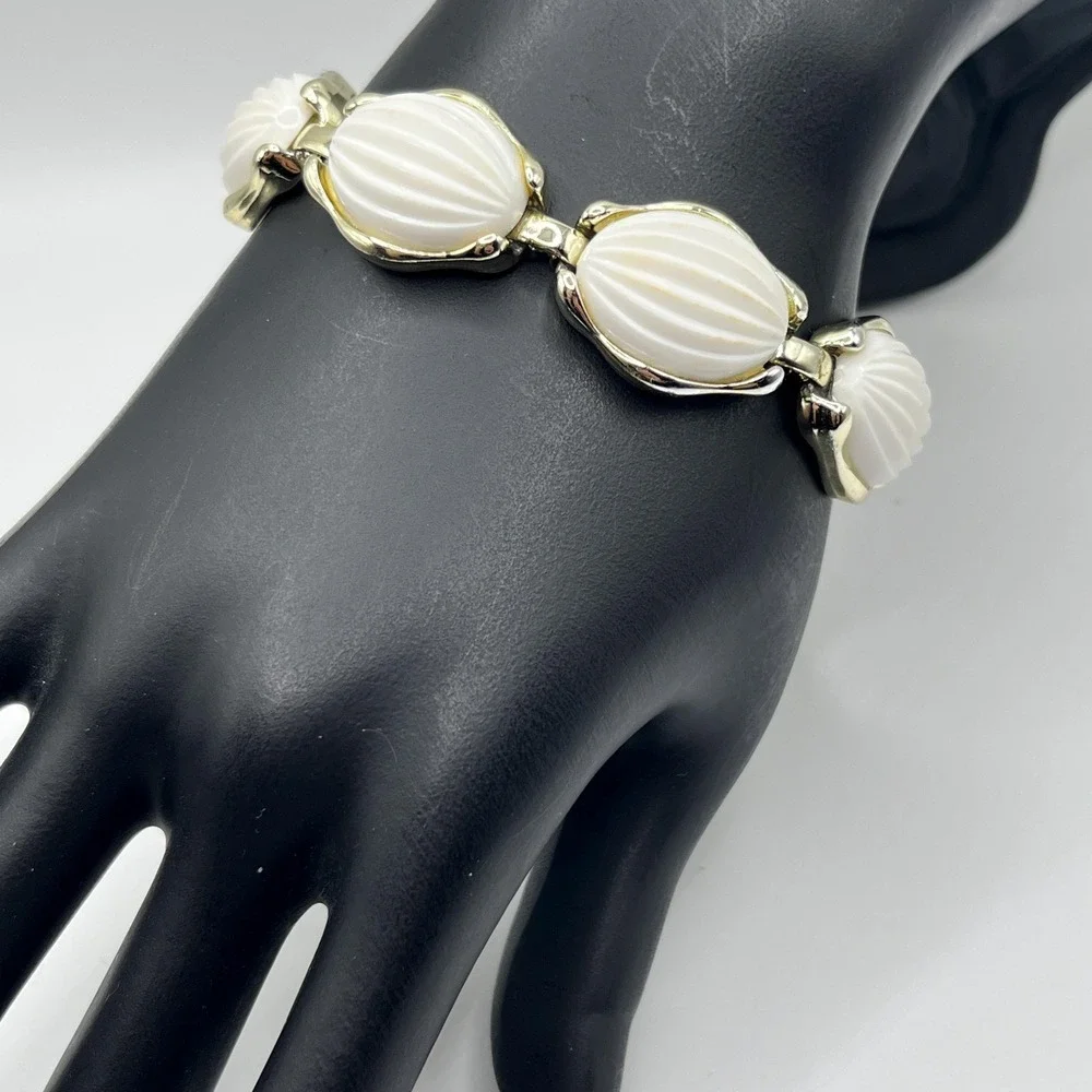 Vintage White Ridge Oval Plastic Cabochon in Gold Tone Frame Link Bracelet 7